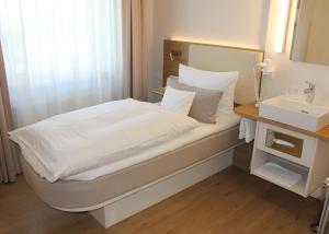 Postel nebo postele na pokoji v ubytování Stüttgens Hotel
