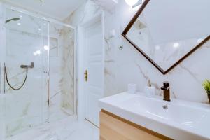 baño blanco con ducha y lavabo blanco en Groundfloor, en Faro 37 fotos más