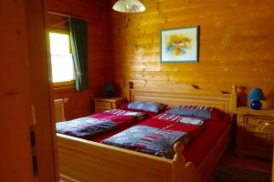 a bedroom with two beds in a log cabin at Blockhaus Noffke in Stamsried