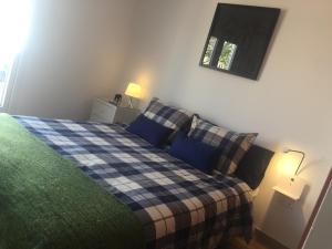 - une chambre avec un lit et une couverture tressée dans l'établissement La terraza de San Pedro, à Cadix