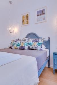 Un dormitorio con una cama con dos almohadas encima. en Groundfloor, en Faro