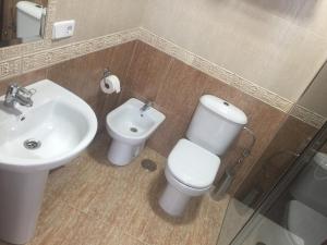 une salle de bains avec toilettes et lavabo dans l'établissement La terraza de San Pedro, à Cadix 17 autres photos