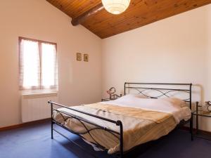 セーニョンにあるSerena Villa in Saignon with Private Swimming Poolの木製の天井が特徴のベッドルーム1室(ベッド1台付)