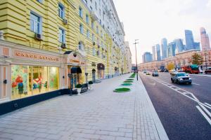 モスクワにあるKvartiraSvobodna - Apartaments Kievskaya 2room studioの道路上の建物や車が並ぶ街道