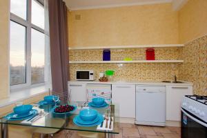 モスクワにあるKvartiraSvobodna - Apartaments Kievskaya 2room studioのキッチン(ガラステーブル、青い皿付)