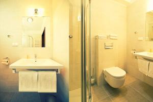 ルブリンにあるHotel Biesiadaのバスルーム(洗面台、トイレ、シャワー付)