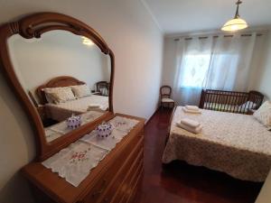 1 Schlafzimmer mit 2 Betten und einem Spiegel in der Unterkunft SAO PEDRO APARTMENT in Santa Cruz