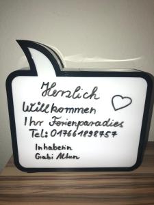 ein Schild für ein Restaurant mit Herz und Messer in der Unterkunft Ferienparadies in Fürth