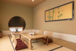 Ein Sitzbereich in der Unterkunft 谷町君Hotel 松竹雲 京都四条烏丸