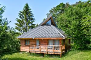 una baita nel bosco con un tetto di gamberetti di Loges du Jura a Cerniébaud