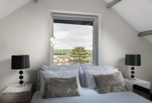 Un pat sau paturi într-o cameră la Curragh House Lodges