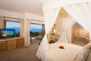 Кровать или кровати в номере Hotel Capo d'Orso Thalasso & SPA