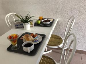 einen Tisch mit einem Tablett mit Frühstückszutaten darauf in der Unterkunft Hôtel Triotel in La Valette-du-Var