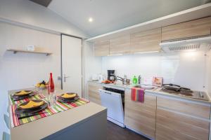 Una cocina o cocineta en Camping Les Peupliers 66 fotos más