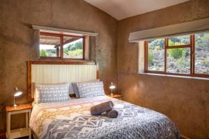 Postel nebo postele na pokoji v ubytování Kingfisher Cottages, Langhoogte Farm