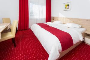 Postel nebo postele na pokoji v ubytování Hanse Hotel