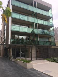 un edificio de oficinas con un balcón delante de él en Boulogne Design Suites en Mendoza