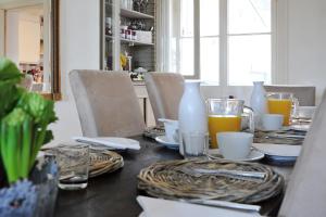 uma mesa com pratos e copos de sumo de laranja em Abbey Rise bed and breakfast em Bath