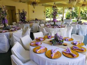 um salão de banquetes com mesas brancas e cadeiras brancas em Hornsby House Inn em Yorktown
