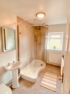 Ett badrum på Hawkshead Cottage