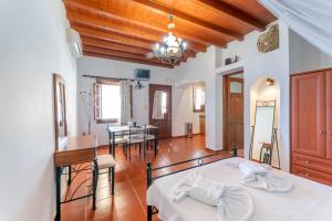 A bed or beds in a room at Alykes Studios
