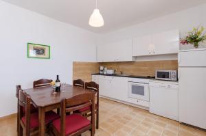Apartment RUZA tesisinde mutfak veya mini mutfak