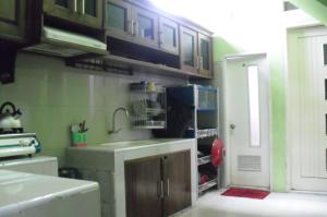Dapur atau dapur kecil di Kartika Guest House Cianjur