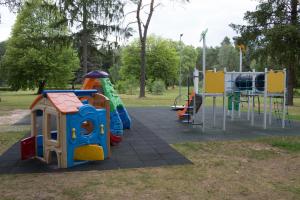un parc avec une aire de jeux avec un toboggan dans l'établissement SPA VILNIUS Anykščiai, à Anykščiai