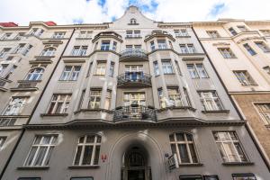 プラハにあるWishlist Prague Residences - Old Town Bilkovaのバルコニー付きの白い大きな建物
