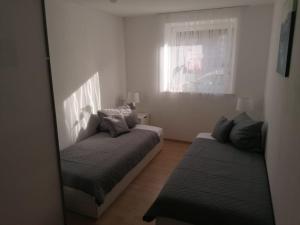 Un espejo en una habitación con una cama y una ventana. en FW Knöppel Sonja und Stefan, en Zapfendorf 3 fotos más