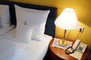 Tempat tidur dalam kamar di Pension Christina