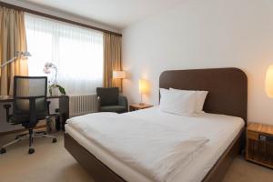 Postel nebo postele na pokoji v ubytování Corbin München Airport Business Hotel