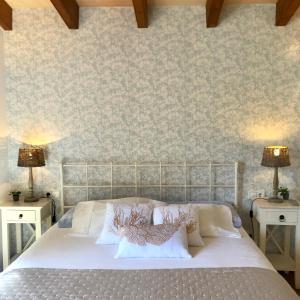ソリェルにあるSes llimoneresのベッドルーム1室(白いベッド1台、ナイトスタンド2台付)