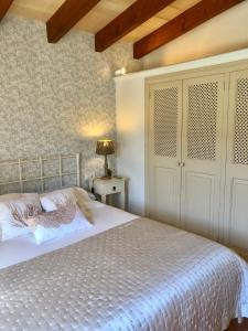 A bed or beds in a room at Ses llimoneres