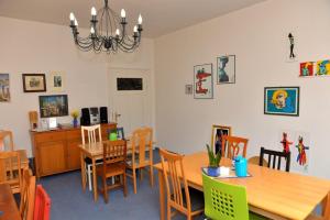 - une salle à manger avec une table et des chaises dans l'établissement Pension Bloo Tomato, à Zittau