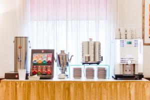 Zestaw do parzenia kawy i herbaty w obiekcie Hotel Allegro Wien
