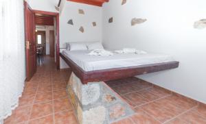 A bed or beds in a room at Alykes Studios