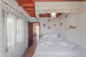 A bed or beds in a room at Alykes Studios