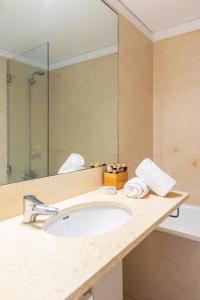 Afbeelding uit fotogalerij van ALTIDO Chiado Self Check-In 2-BR Flat with Parking in Lissabon