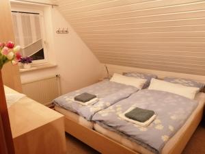 2 camas individuales en una habitación con ventana en Ferienhaus Hooksiel, en Hooksiel