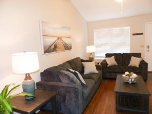 Seating area sa Entire - Beautiful townhouse in Tally near everything!