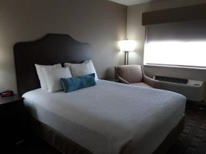 Postel nebo postele na pokoji v ubytování Best Western TimberRidge Inn
