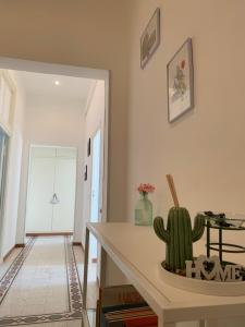 un soggiorno con un cactus seduto su un tavolo di Chiaretta Guest House a Roma