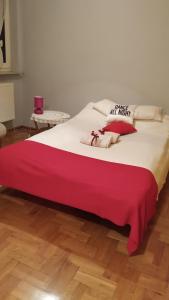 Una cama grande con una manta roja encima. en Apartament Pod Leszczyną, en Sandomierz