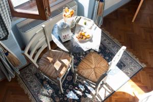 una vista aérea de una mesa y sillas con un plato de comida en La Locanda di Borghetto, en La Giustiniana