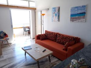 Posezení v ubytování Atlas Apartment with Private Beach and SeaView