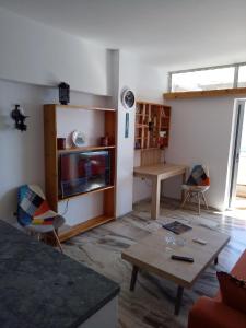 Posezení v ubytování Atlas Apartment with Private Beach and SeaView