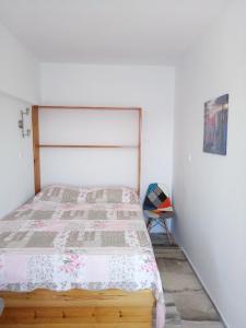 Un pat sau paturi într-o cameră la Atlas Apartment with Private Beach and SeaView