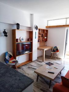 Posezení v ubytování Atlas Apartment with Private Beach and SeaView