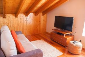 Televízia a/alebo spoločenská miestnosť v ubytovaní Quinta do Pico